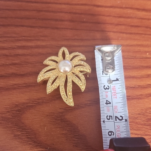 Vtg Danegraf Elegant Gold and Cream Brooch with Pearl Accent - Picture 2 of 3